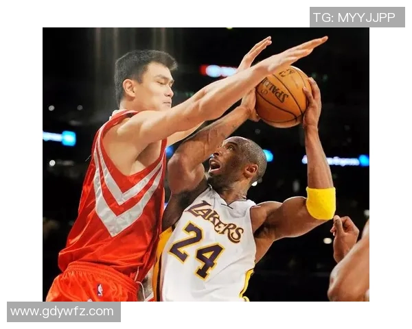 姚明回顾篮球生涯中的辉煌荣誉与背后的努力与坚持