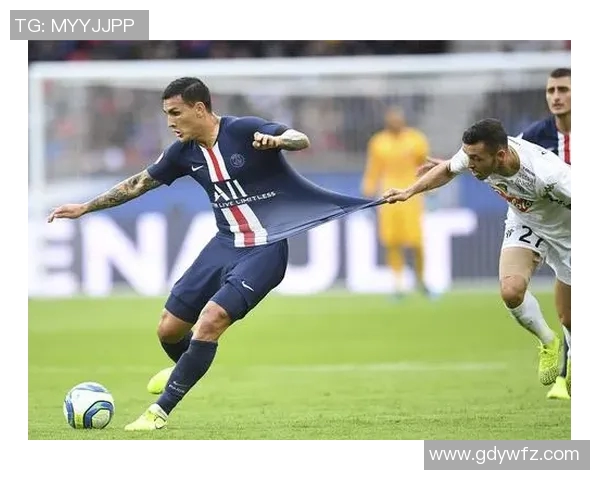 足球明星齐聚一堂内马尔合照展现友谊与激情的瞬间