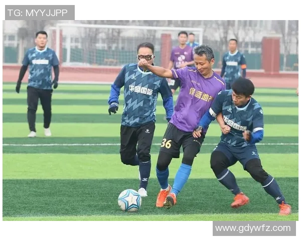 足球巨星同框合影高清盛宴展现传奇风采与友谊的瞬间 足球巨星同框合影高清盛宴展现传奇风采与友谊的瞬间