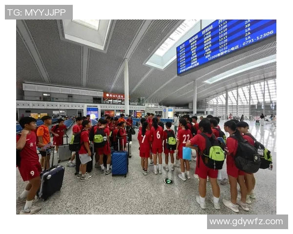 足球明星高铁上享受美食瞬间引发粉丝热议与追捧