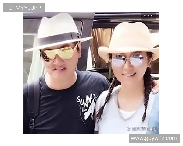 篮球明星与家人温馨合影展现亲情时刻的幸福瞬间